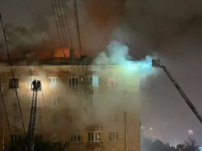 В москве вспыхнул пожар, горит жилая многоэтажка