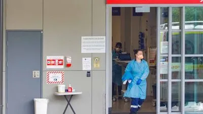 Австралійців закликали працювати з дому: зимова хвиля Омікрону заполонила лікарні