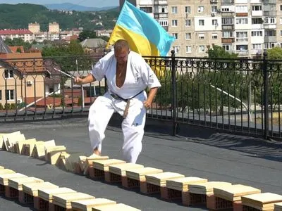 Розбив ногою 198 дощок: український каратист встановив світовий рекорд