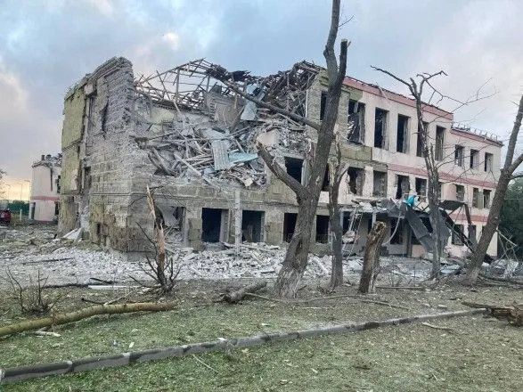 Нічний обстріл Краматорська: на руїнах школи знайшли загиблого, під завалами можуть бути ще двоє