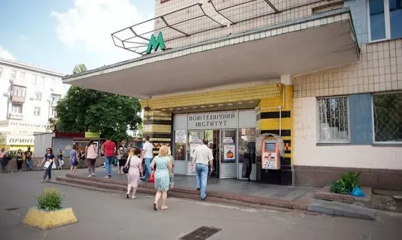 zavazhayut-dostupu-do-ukrittiv-u-kiyevi-prodovzhuyetsya-demontazh-kioskiv-bilya-metro