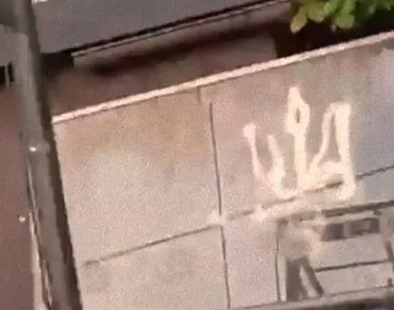 Мариуполь оказывает сопротивление: оккупанты убрали тризуб в центре города, однако он снова появился