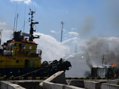 Спасатели показали последствия ракетного удара по порту Одессы
