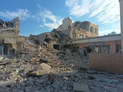Донеччина: вранці окупанти зруйнували дві школи та дитсадок