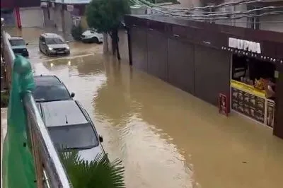 У воді плавають машини: Сочі накрила потужна злива, загинула жінка