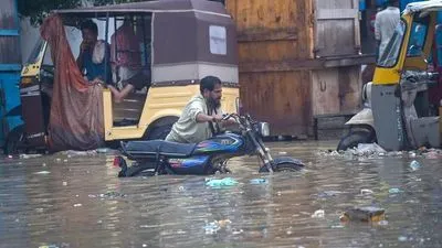 Найбільше місто Пакистану паралізовано мусонним дощем