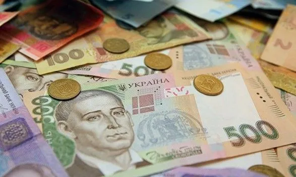 Почти у половины работающих украинцев зарплата сократилась более чем на 10% - опрос