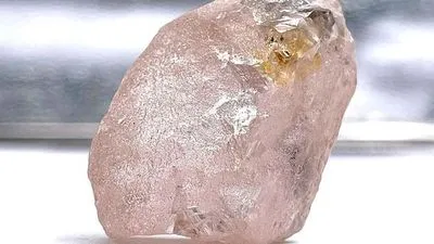 Шахтеры нашли розовый алмаз, который считается самым большим за последние 300 лет