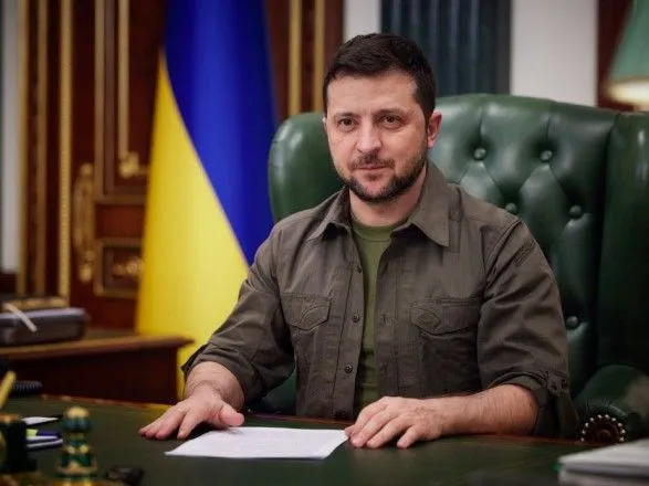 Президент вручил паспорта Украины детям, покинувшим свой дом из-за боевых действий