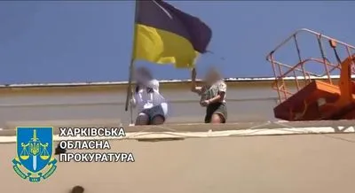 Вчинила наругу над державним прапором​: повідомили про підозру неповнолітній з Харківської області