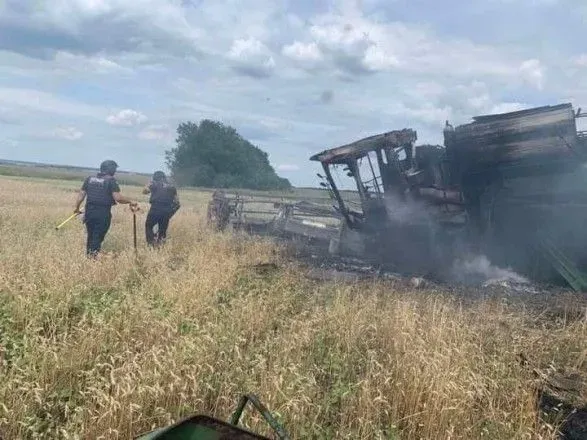 Харьковщина: в поле на противотанковой мине подорвался комбайн, начался пожар