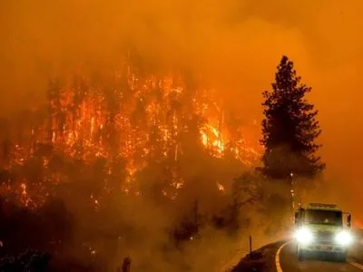 В Калифорнии бушует масштабный пожар, уничтожены дома и объекты инфраструктуры