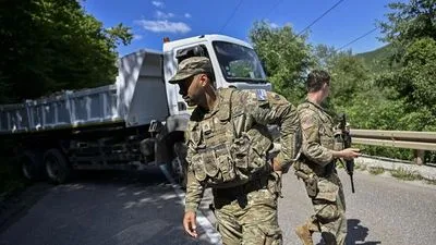 Косівські серби демонтують барикади на кордоні із Сербією - ЗМІ