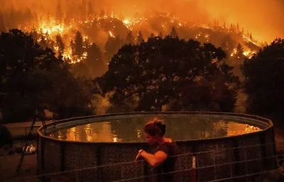 Двоє людей загинули внаслідок найбільшої лісової пожежі в Каліфорнії цього року