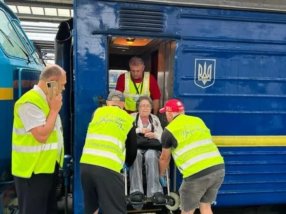 Убегали от войны: глава Донецкой ОВА показал первых эвакуированных