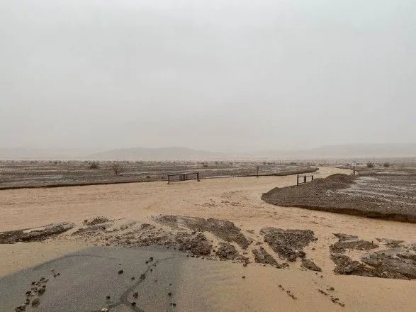 Одне з найспекотніших місць на Землі залило дощем: майже тисяча людей заблоковані в Долині Смерті