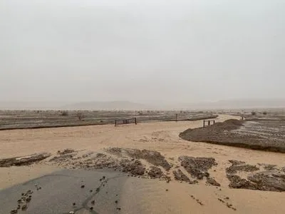 Одне з найспекотніших місць на Землі залило дощем: майже тисяча людей заблоковані в Долині Смерті