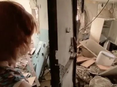 Андрющенко обнародовал видео с полуразрушенным домом в Мариуполе и показал, как в нем живут люди