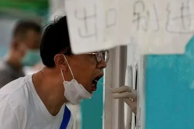 Черговий спалах COVID-19: Китай заблокував мешканців туристичного острова Хайнань