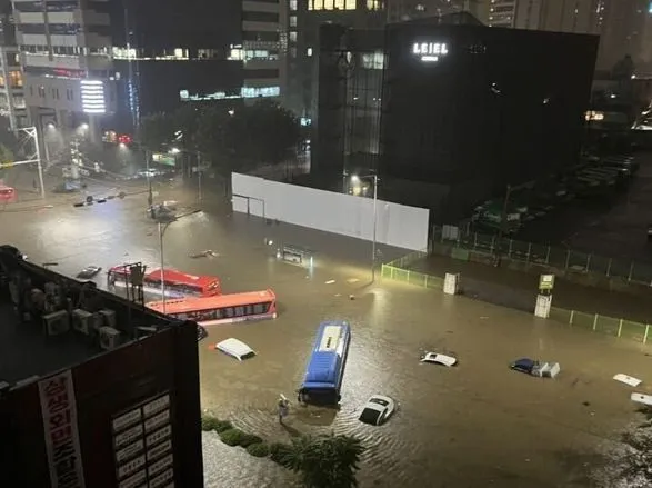 В Южной Корее ливни вызвали наводнение и эвакуацию людей