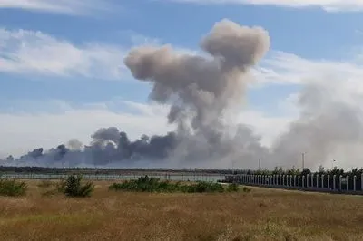Все тільки починається: Подоляк відреагував на вибухи в Криму