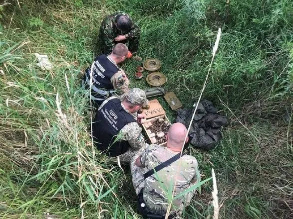 В Черниговской области обнаружили тайник оружия и боеприпасов вблизи границы с беларусью