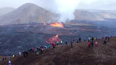 Десятки тысяч человек пришли увидеть извержение вулкана в Исландии