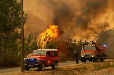 "Монстр-пожар": Франция третий день сражается с огнем