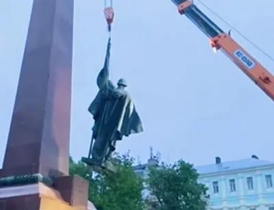 В центре Черновцов снесли памятник красноармейцу