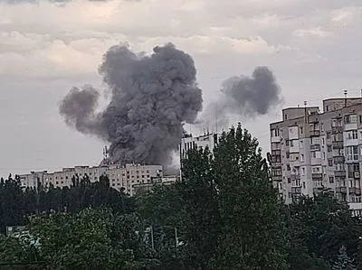 В Новой Каховке после "прилета" происходит вторичная детонация боеприпасов