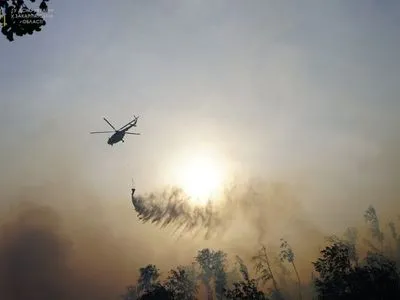 В горах на Закарпатье горят леса: для тушения привлекли авиацию