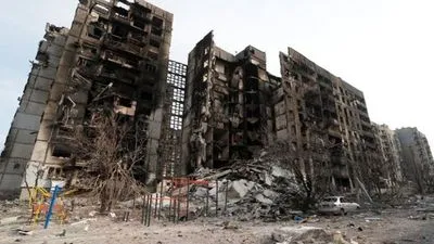 Рашисты строят фортификационные сооружения в оккупированном Мариуполе