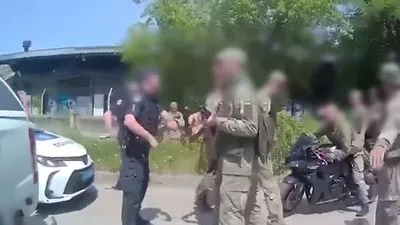 В Чернигове военные угрожали полицейским автоматами Калашникова