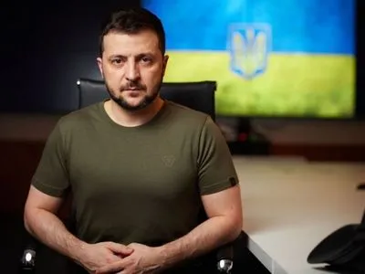 Зеленский призвал украинцев не приближаться к военным объектам армии рф и местам, где они хранят боеприпасы и технику