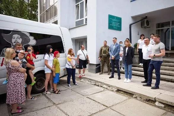 "В них своя війна": ще 7 українців з онкологією поїхали на лікування до Італії