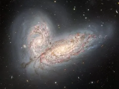 Телескоп Gemini North сделал эффектное изображение столкновения двух галактик