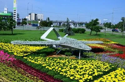 До Дня Незалежності: у Києві створили квітник, присвячений "Байрактару"