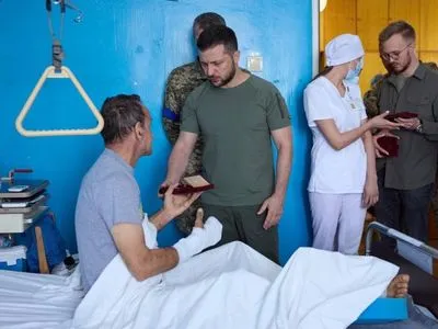 Зеленский приехал во Львовскую область: навестил в больнице украинских военных