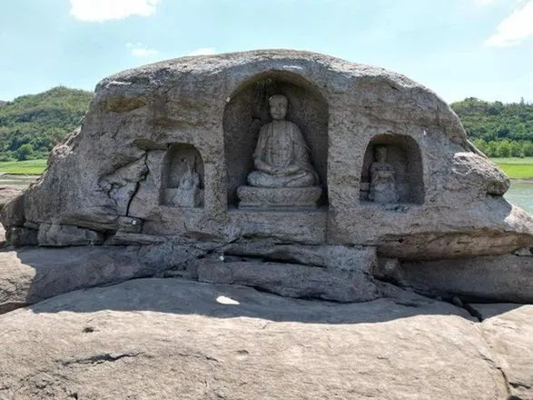 Спад уровня воды в самой большой реке Китая открыл древние буддийские статуи