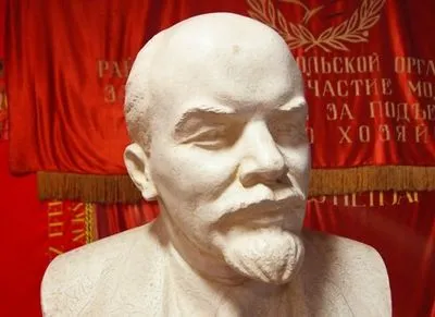 Оккупанты на Херсонщине разрушили стелу "Украина единая" и установили бюст Ленину