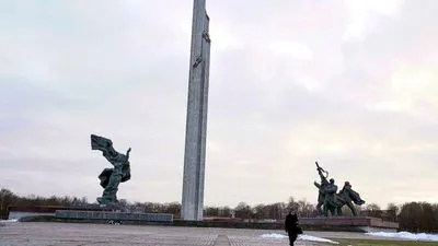 Латвія знесе пам'ятник радянської доби за тиждень після Естонії