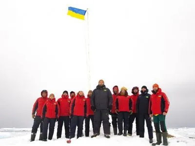 Сине-желтые цвета развеваются над Антарктикой: полярники подняли флаг Украины