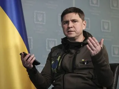 "Може, час змінити підхід?": Подоляк відреагував на заклики іноземних посольств покинути Україну