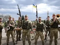 День флага: военные музыканты поздравили украинцев хитом "Ой, у лузі червона калина"