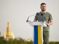 Никогда не признаем чужие цвета на своей земле: Зеленский принял участие в церемонии поднятия флага Украины