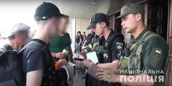 Привязал к животу: в Киеве мужчина пытался попасть на ж/д вокзал с гранатой