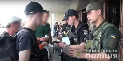 Привязал к животу: в Киеве мужчина пытался попасть на ж/д вокзал с гранатой
