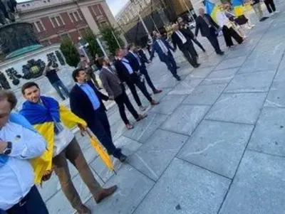 День Незалежності-2022: українці створили живий ланцюг єдності в Сербії