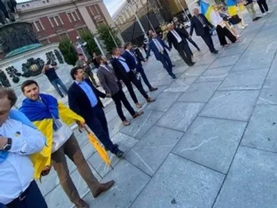 День Незалежності-2022: українці створили живий ланцюг єдності в Сербії