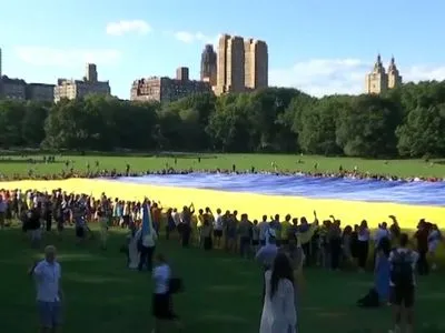В Нью-Йорке развернули самый большой флаг Украины по случаю Дня Независимости